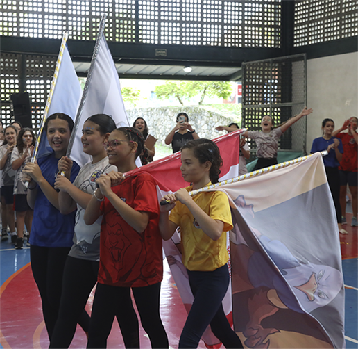 Alunos participando de uma atividade escolar em equipe