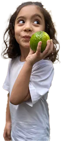 Criança durante uma refeição saudável