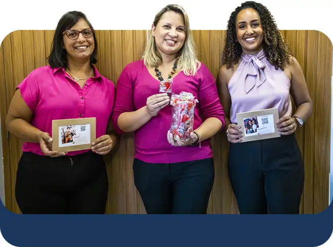 Mãe voluntária acompanhando uma criança